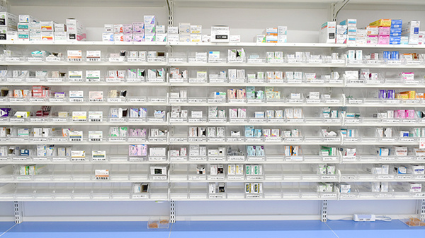 スギ薬局　志村坂下店の薬棚