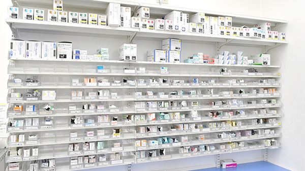 スギ薬局　江戸川南店の薬棚