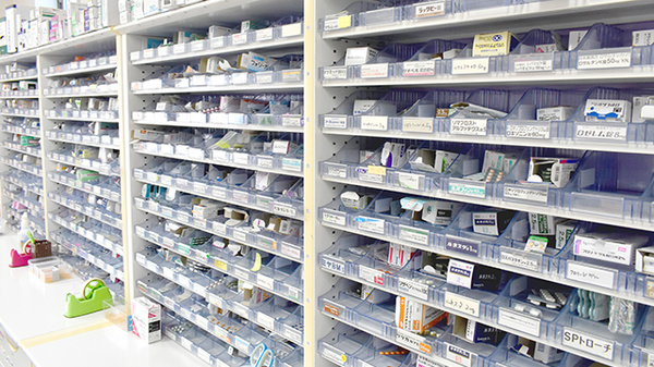 金箱まい薬局の薬棚
