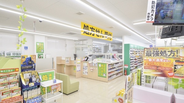 スギ薬局　柳津店の入口