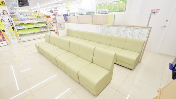 スギ薬局　柳津店の待合スペース