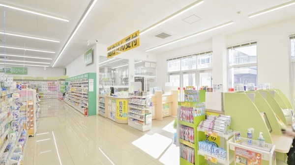 スギ薬局　高山西店の入口