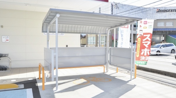 スギ薬局　高山西店の駐輪場
