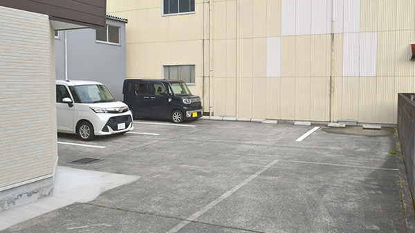 ヒカリ薬局南伊東店の駐車場