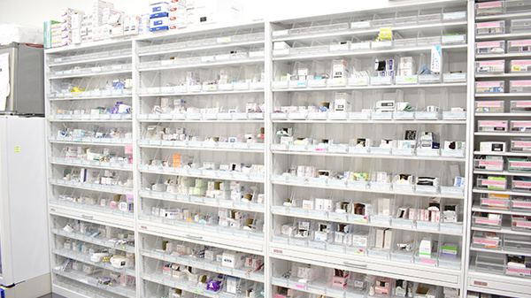 メッツ小新薬局の薬棚