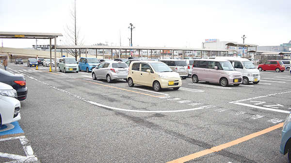 メッツ小新薬局の駐車場