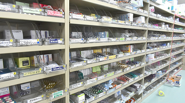 メッツ長岡薬局の薬棚