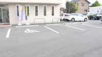 アトム薬局荊沢店の駐車場