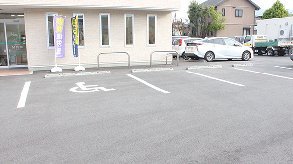 アトム薬局荊沢店の駐車場