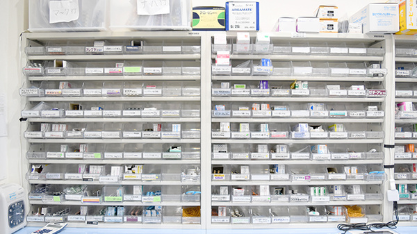 らら薬局須磨駅前店の薬棚