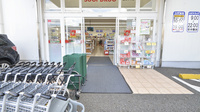 スギ薬局　宝塚小林店の入口