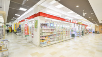 スギ薬局　宝塚中山店の入口