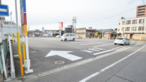 スギ薬局　陣中店の駐車場