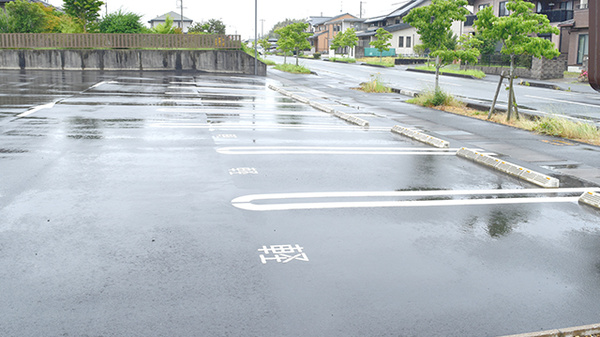 こぶた薬局長谷の駐車場