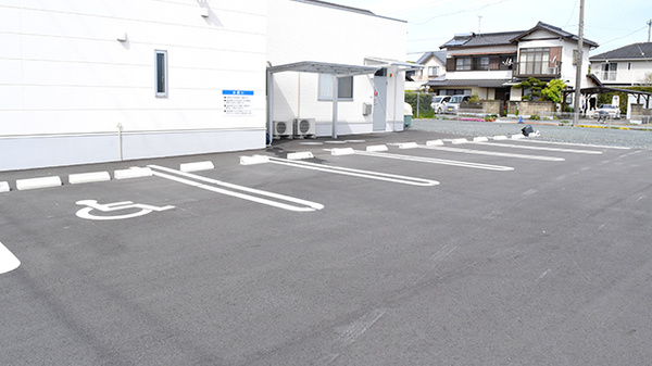 こぶた薬局中店の駐車場