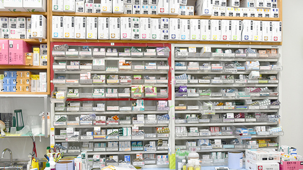 まきた薬局の薬棚