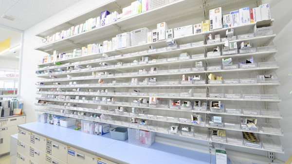 スギ薬局　守山東店の薬棚