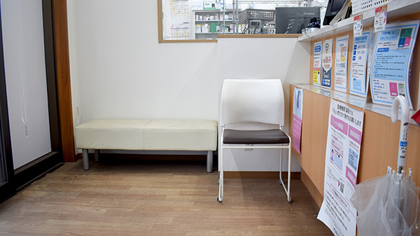 薬局トモズ木更津店の待合スペース
