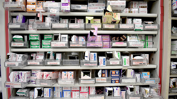 薬局トモズ木更津店の薬棚