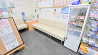 ココカラファイン薬局朝里店の待合スペース