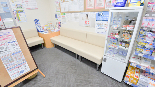 ココカラファイン薬局朝里店の待合スペース