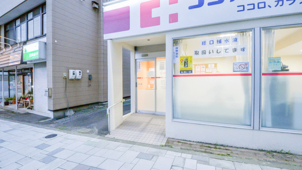 ココカラファイン薬局朝里店の入口