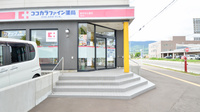 ココカラファイン薬局岩内店の入口