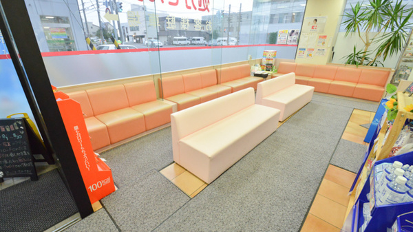 ココカラファイン薬局旭川四条店の待合スペース
