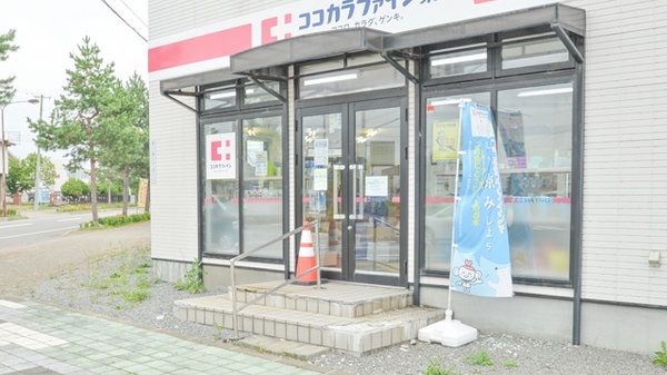 ココカラファイン薬局鷹栖メロディー店の入口