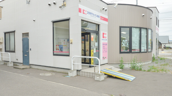ココカラファイン薬局鷹栖メロディー店の入口