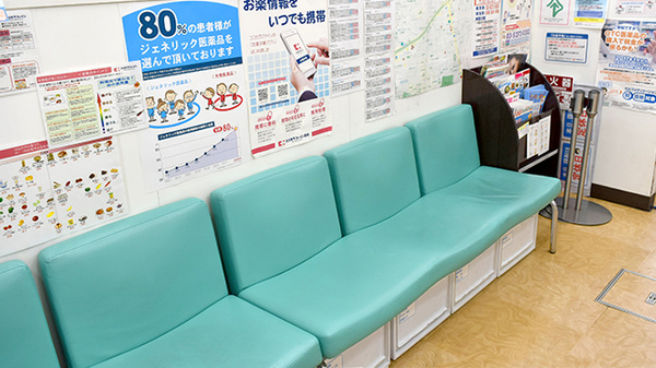 ココカラファイン薬局駒沢大学駅前店の待合スペース