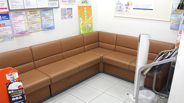 ココカラファイン薬局Luz大森店の待合スペース