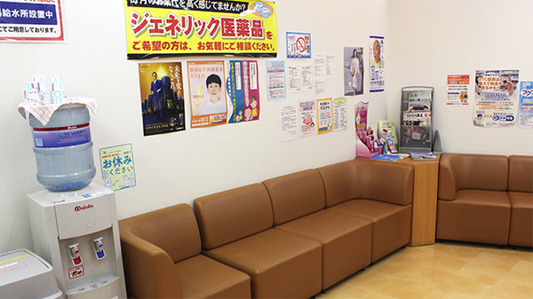 ココカラファイン薬局神保町店の待合スペース