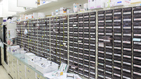 ココカラファイン薬局神保町店の薬棚