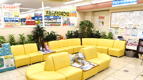 ココカラファイン薬局町田店の待合スペース