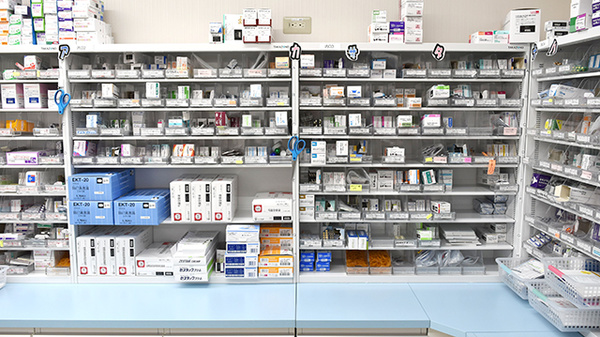 ココカラファイン薬局成瀬店の薬棚