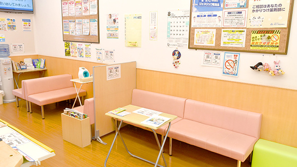 ココカラファイン薬局十日市場駅前店の待合スペース