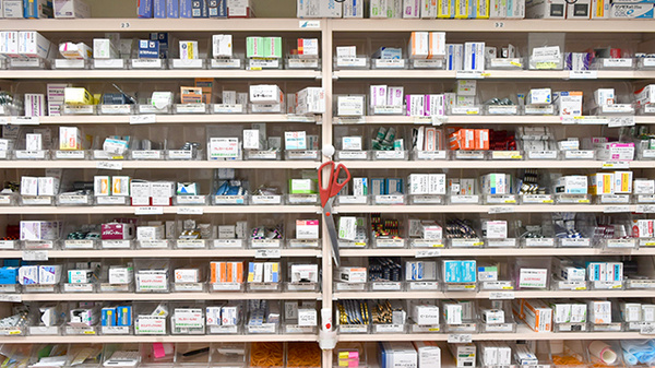セイジョー薬局真鶴店の薬棚