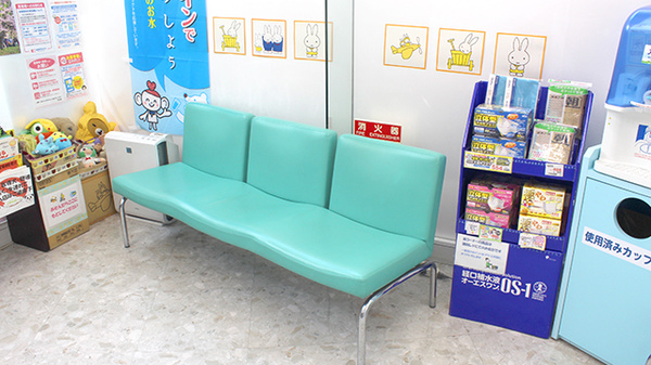 ココカラファイン薬局南浦和西口店の待合スペース