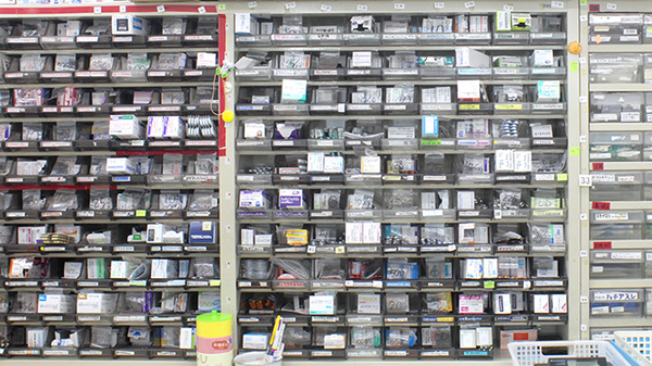 ココカラファイン薬局南浦和西口店の薬棚