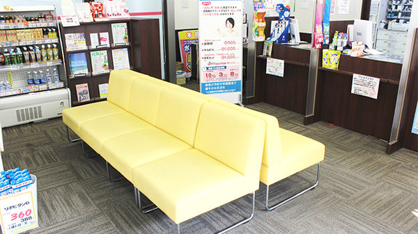 ココカラファイン薬局虎ノ門店の待合スペース