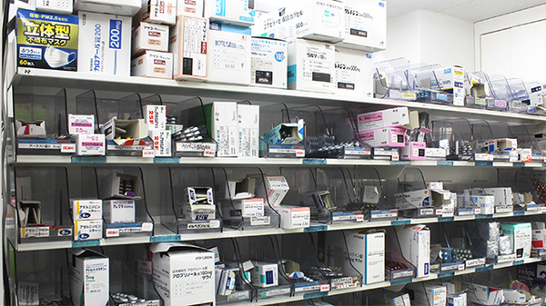 ココカラファイン薬局虎ノ門店の薬棚