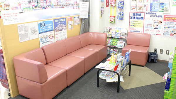 ココカラファイン薬局清瀬店の待合スペース