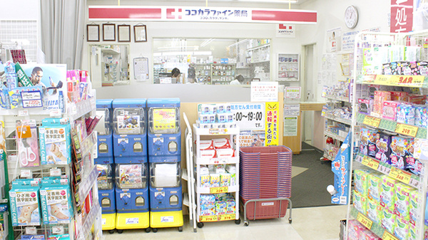 ココカラファイン薬局清瀬店の入口