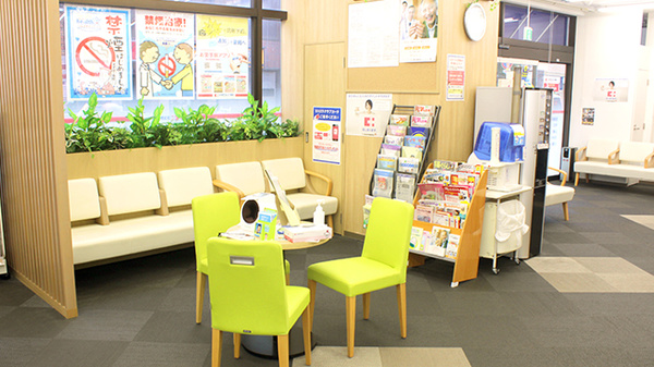 ココカラファイン薬局稲毛店の待合スペース