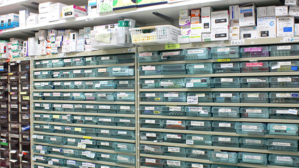 ココカラファイン薬局稲毛店の薬棚