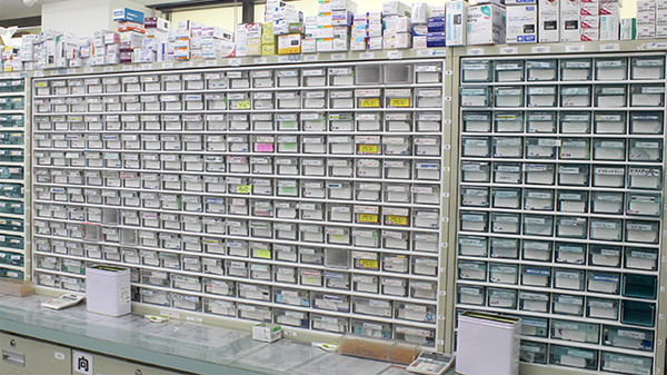 セガミ薬局大網店の薬棚