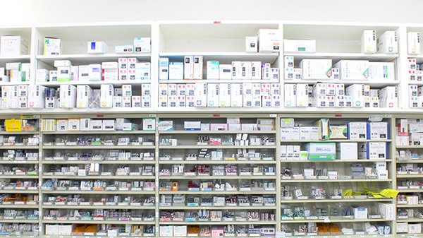 ココカラファイン薬局亀有店の薬棚