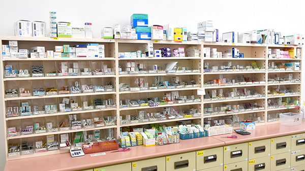 ココカラファイン薬局中山店の薬棚