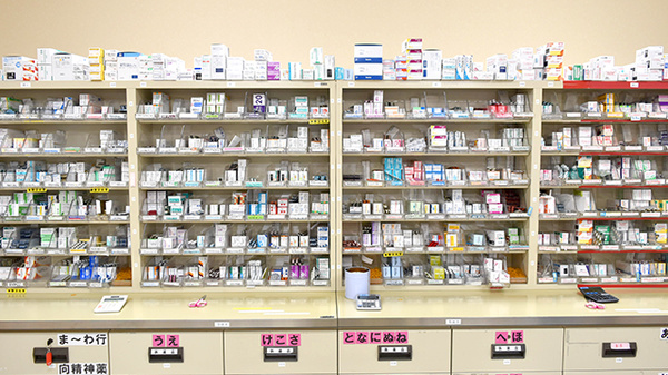 ココカラファイン薬局豊栄店の薬棚